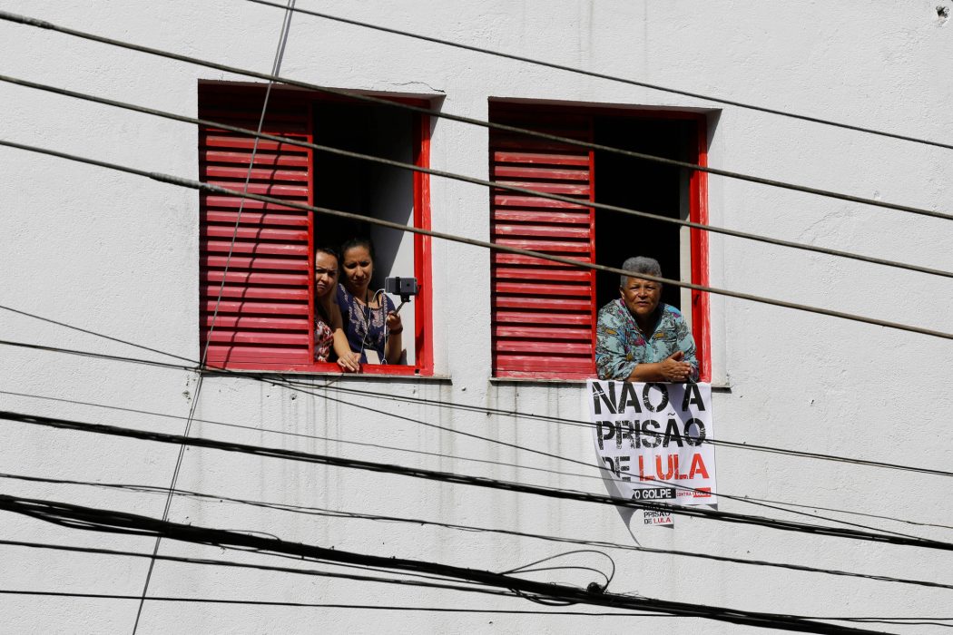Nelson Antoine/AP Photo/TT | "Inget fängelse för Lula" står det på plakatet som supportrar håller ut vid ett tal förre presidenten Luiz Inacio Lula da Silva höll i Sao Bernardo do Campo, 7 april.