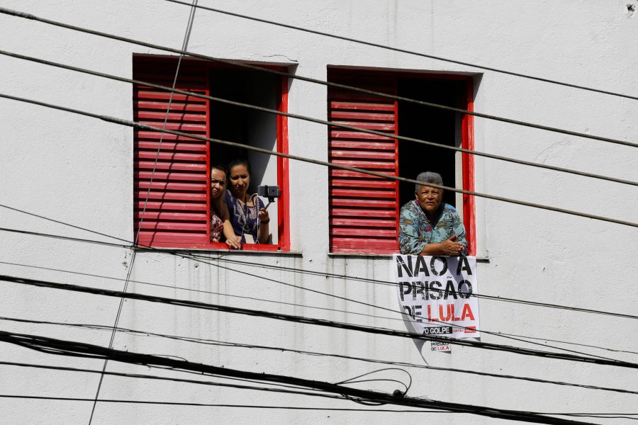 Nelson Antoine/AP Photo/TT | "Inget fängelse för Lula" står det på plakatet som supportrar håller ut vid ett tal förre presidenten Luiz Inacio Lula da Silva  höll i  Sao Bernardo do Campo, 7 april.