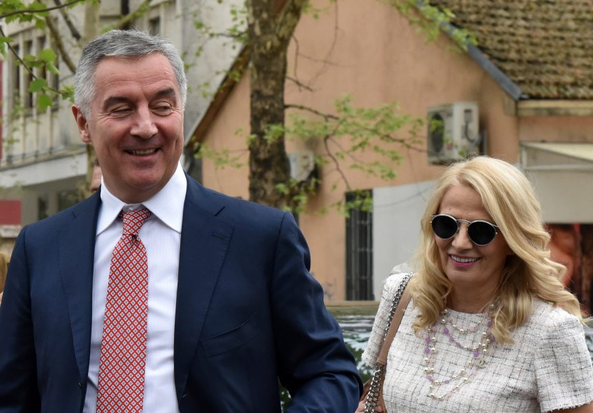 Risto Bozovic/AP/TT | Milo Djukanovic och hans fru Lidija lämnar vallokalen i Montenegros huvudstad Podgorica på söndagen.