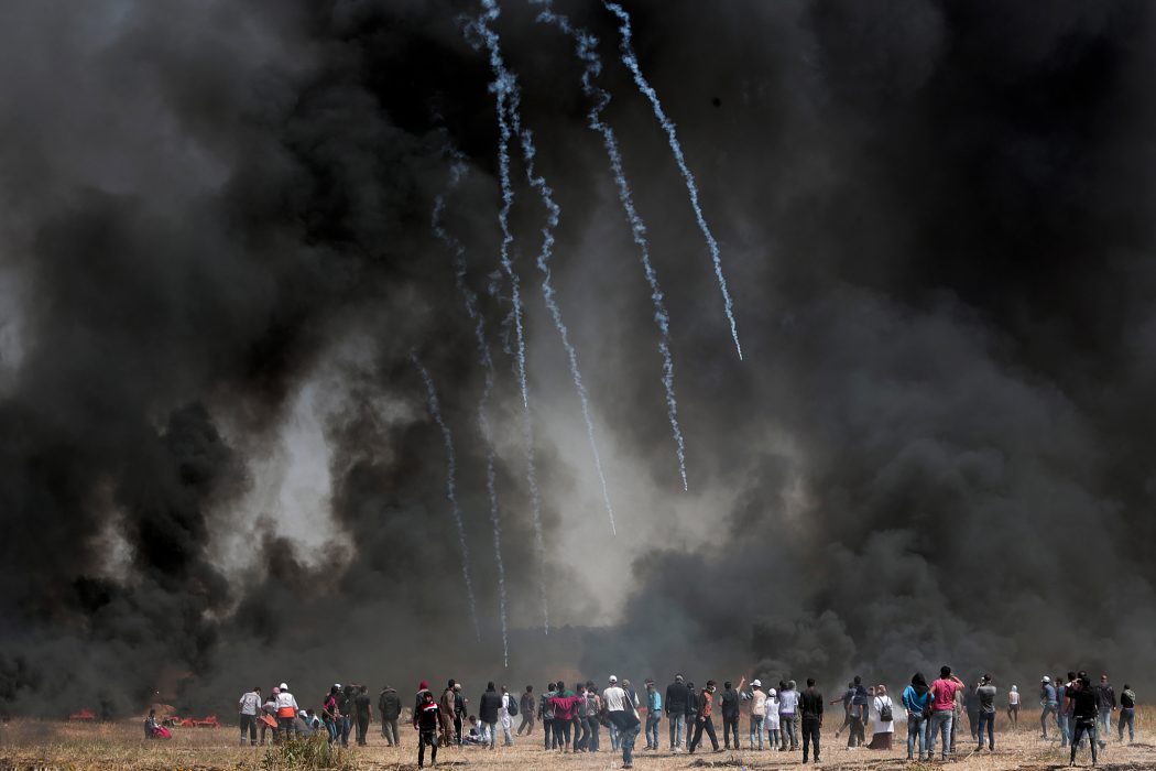 Adel Hana/AP Photo/TT Israelisk tårgas mot palestinska demonstranter.