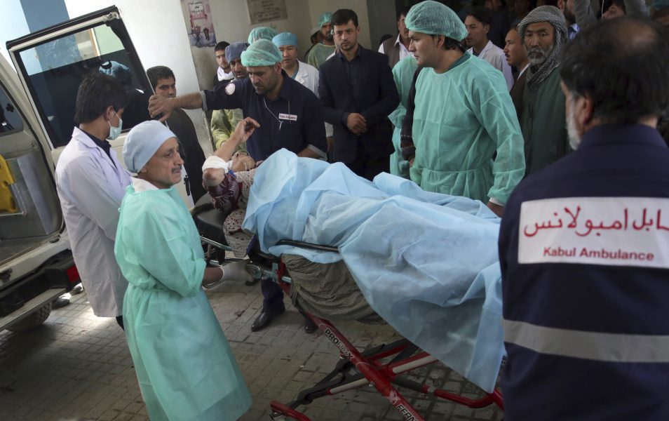 Massoud Hossaini/AP/TT | En skadad kvinna på en bår efter söndagens dåd.