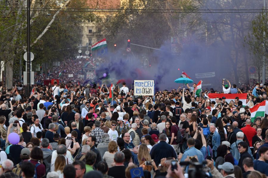 Marton Monus /AP/TT | Tiotusentals demonstrerade mot Ungerns premiärminister Viktor Orbán och hans politik i huvudstaden Budapest på lördagen.