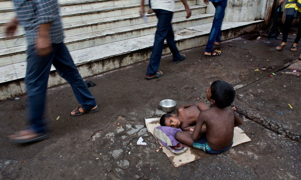 Anupam Nath/AP Photo/TT | Tiggande barn utanför köpmarknad i Gauhati, Indien.