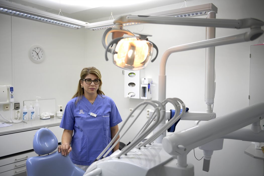 Janerik Henriksson/TT | Saeideh Solimani, klinikchef på Folktandvården i Rinkeby, möter många patienter som dragit sig för att gå till tandläkaren på grund av att de inte anser sig ha råd.