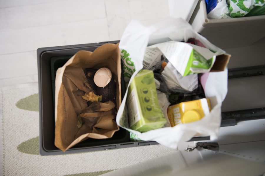 Henrik Montgomery/TT | Många sorterar pappersförpackningar och tidningar i hemmet, sämre är det med plast.