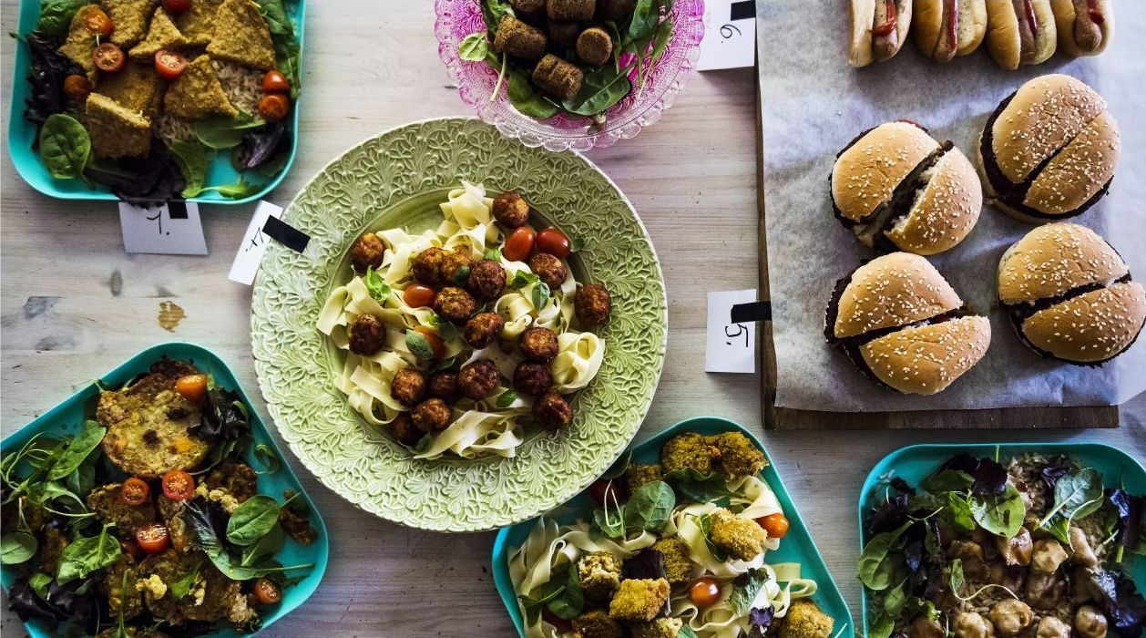 Vilhelm Stokstad/TT | WWF rekommenderar att vi ska äta mer vegetariskt för att minska vår klimatpåverkan, men enligt Göran Rudbäck är deras matkalkylator vilseledande.