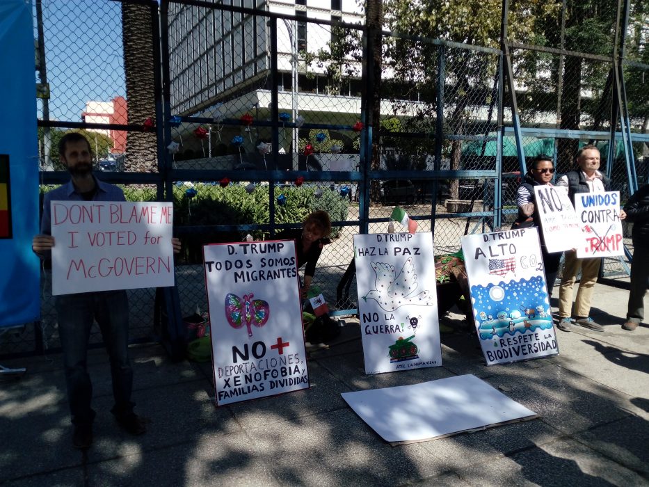 Emilio Godoy/IPS | Protester mot Donald Trump utanför den amerikanska ambassaden i Mexico City.
