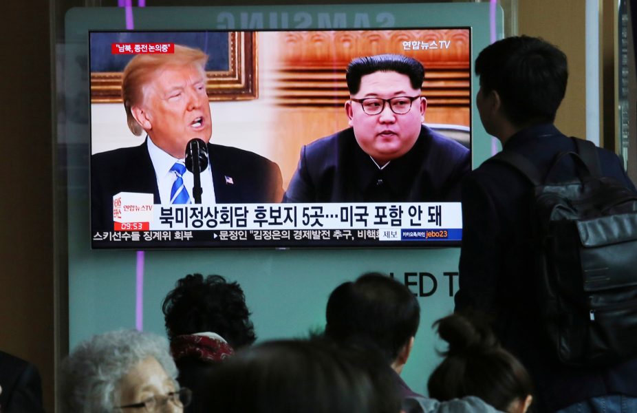 Ahn Young-joon/AP/TT | En storbildsskärm i Sydkorea som visar bilder av USA:s president Donald Trump och Nordkoreas ledare Kim Jong-Un.