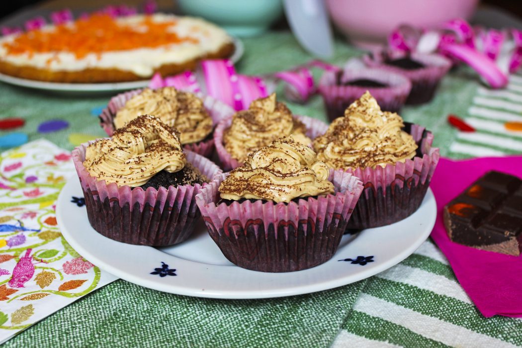 Muffins med frosting blir lätt barnens favorit på kakbordet.