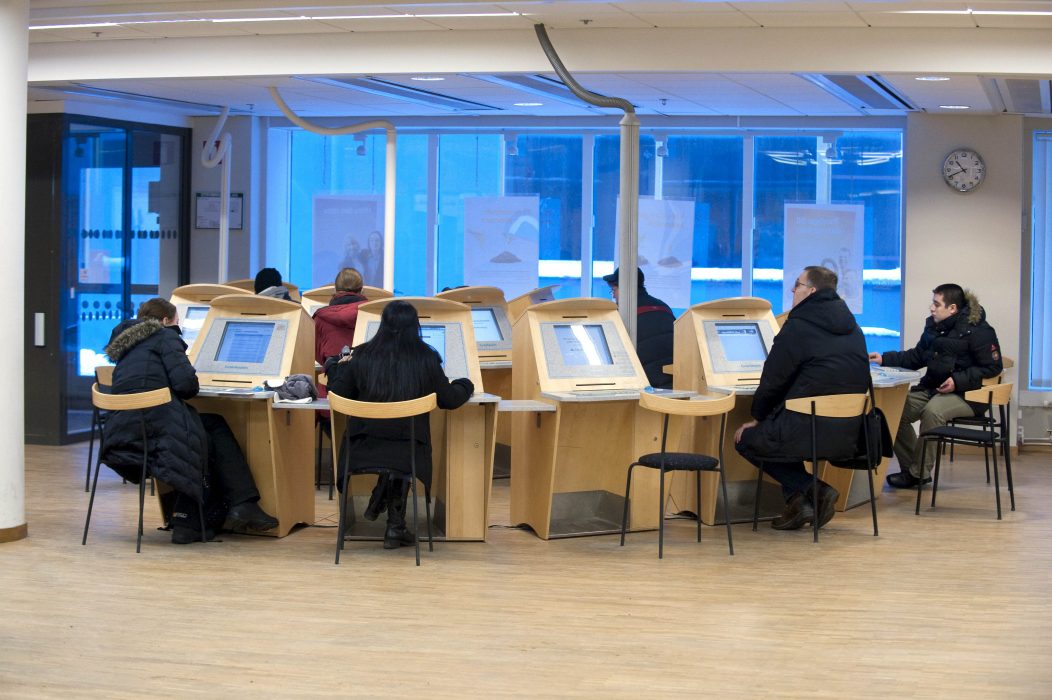 Bertil Ericson/TT | ”Det går att driva en arbetsmarknadspolitik med goda regler utan ineffektiva satsningar på jobbcoacher och vuxendagis” skriver David Lindh från Anställningslösa i förening.