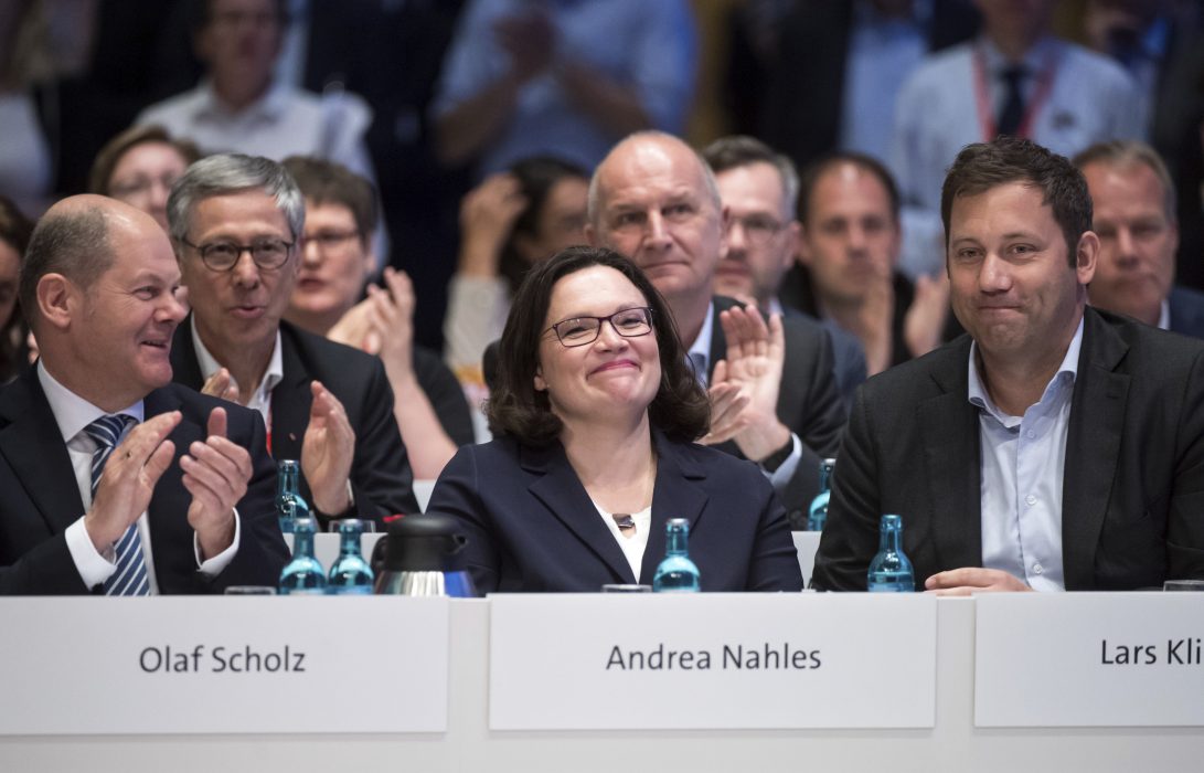 Bernd von Jutrczenka/AP/TT | Andrea Nahles (i mitten), flankerade av finansminister Olaf Scholz (till vänster) och generalsekreteraren Lars Klingbeil (till höger) efter omröstningen på SPD-kongressen i Wiesbaden.
