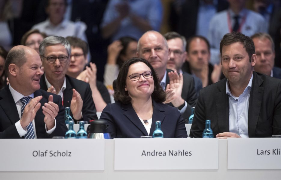 Bernd von Jutrczenka/AP/TT | Andrea Nahles (i mitten), flankerade av finansminister Olaf Scholz (till vänster) och generalsekreteraren Lars Klingbeil (till höger) efter omröstningen på SPD-kongressen i Wiesbaden.