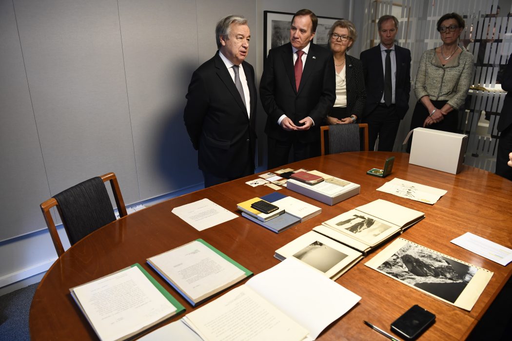 Henrik Montgomery/TT | FN:s generalsekreterare António Guterres och statsminister Stefan Löfven i Dag Hammarskjöld-arkivet på Kungliga biblioteket i Stockholm.