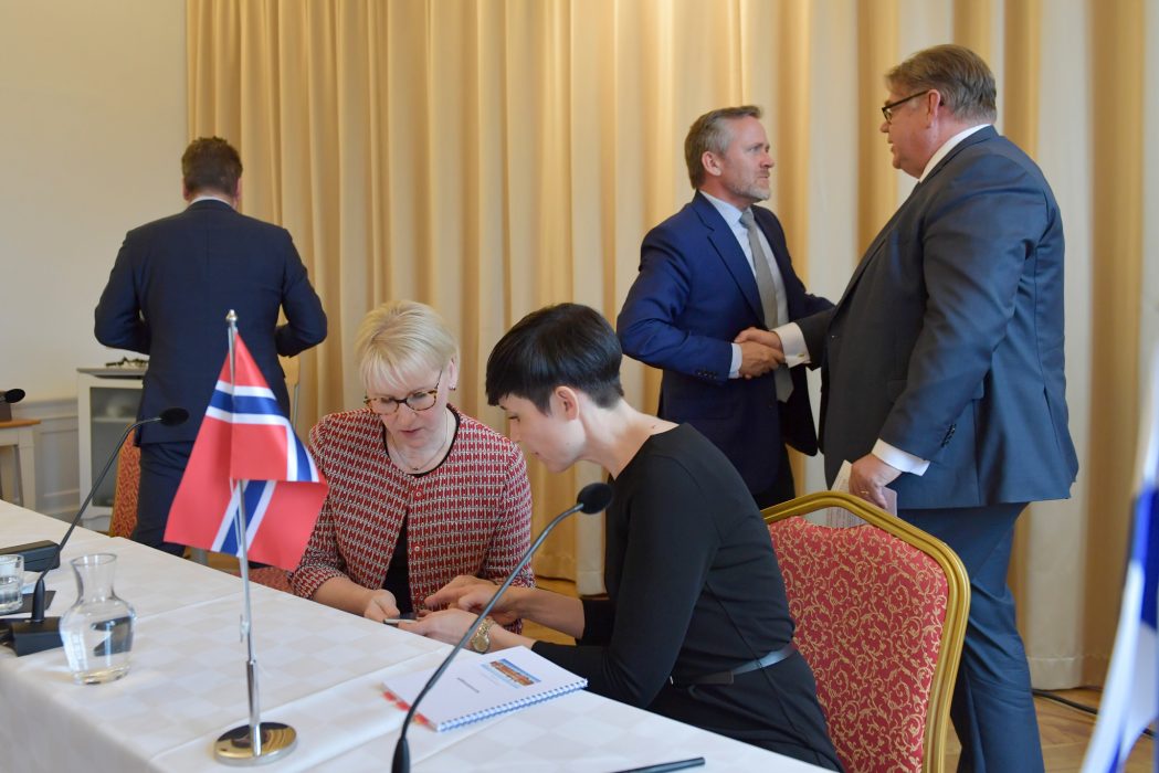 Jessica Gow/TT | Sveriges utrikesminister Margot Wallström med Norges utrikesminister Ine Eriksen Søreide och bakom Danmarks utrikesminister Anders Samuelsen med Finlands utrikesminister Timo Soini vid en gemensam pressträff på det nordiska utrikesministermötet i Täby utanför Stockholm.