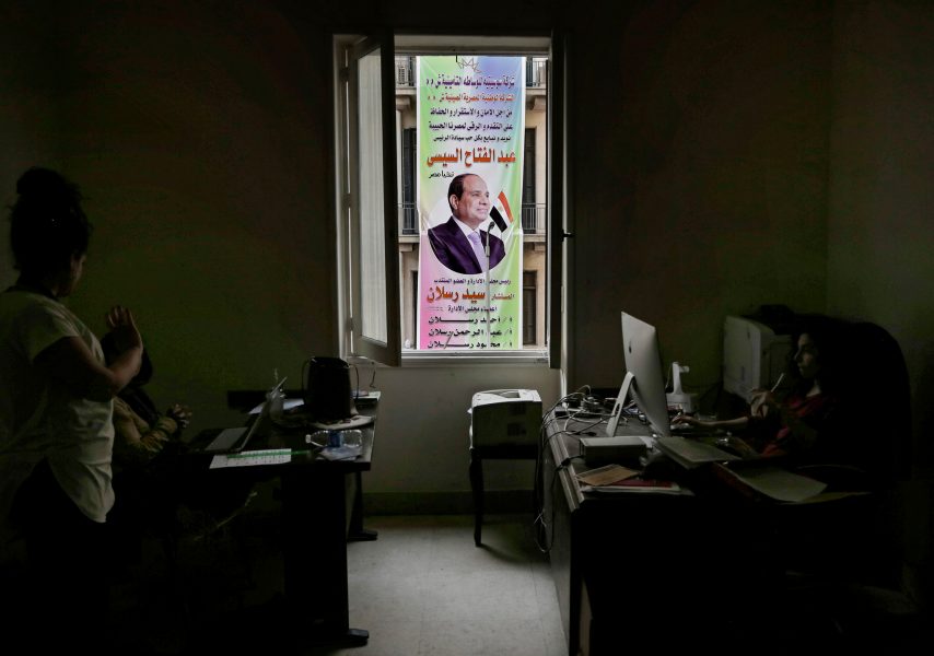 Nariman El-Mofty/AP/TT | Valreklam för den sittande presidenten Abd al-Fattah al-Sisi, sedd genom fönstret från ett kontor i Kairo.