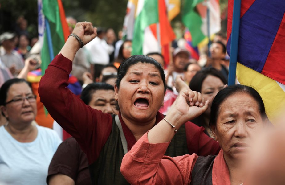 Manish Swarup/AP/TT | Exiltibetaner i Indien demonstrerar mot Kinas regering förra månaden.