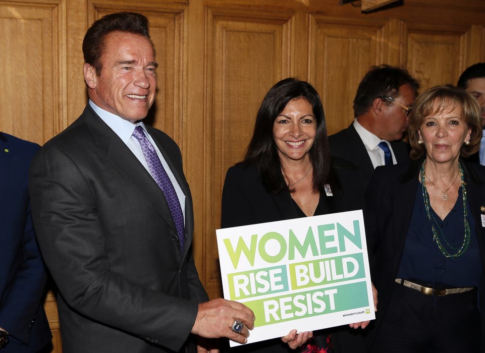 Arnold Schwarzenegger and Paris mayor Anne Hidalgo pose during their talks on climate change fight cooperation, at the Paris city hall, Friday, April 28, 2017. (AP Photo/Francois Mori) Anne Hidalgo (mitten) är Paris första kvinnliga borgmästare och har engagerat sig mycket i klimatfrågan
