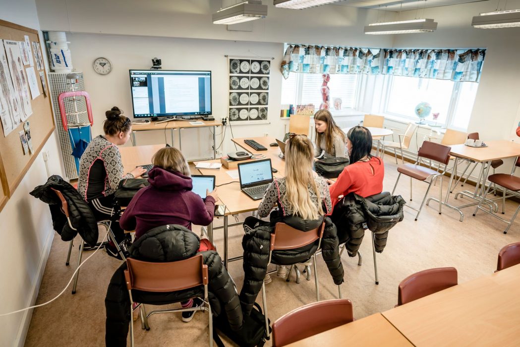 Carl-Johan Utsi/TT | Vårdeleverna Elin Sundberg (närmast väggen), Tova Isaksson, Emelie Bergqvist, Elsa Nordström och Maja-Stina Aira har läraren Fredrik Andersson på helskärm.
