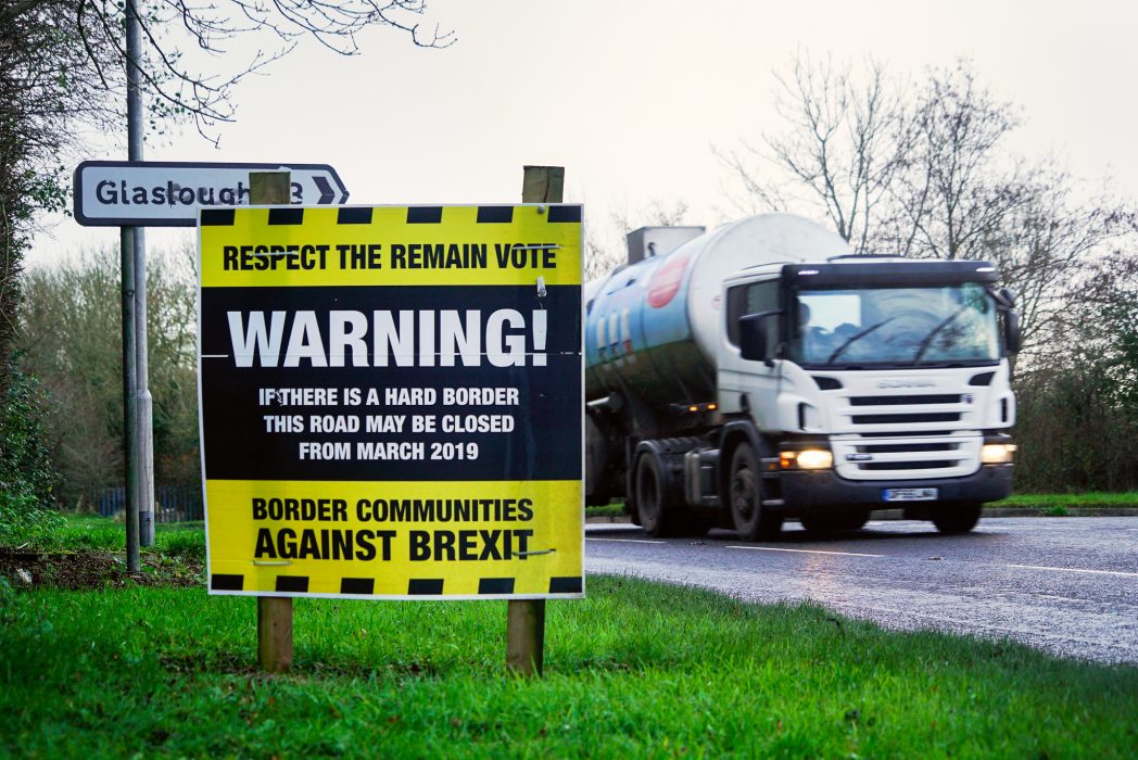 Mstyslav Chernov/AP/TT | Anti-Brexit skylt i utkanten av Middletown, Nordirland, nära gränsen till Irland.