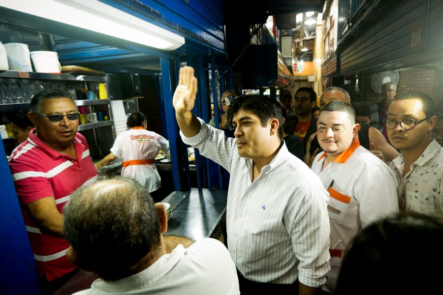 Arnulfo Franco/AP/TT | Carlos Alvarado Quesada vid en marknad i Cartago dagen före valet.