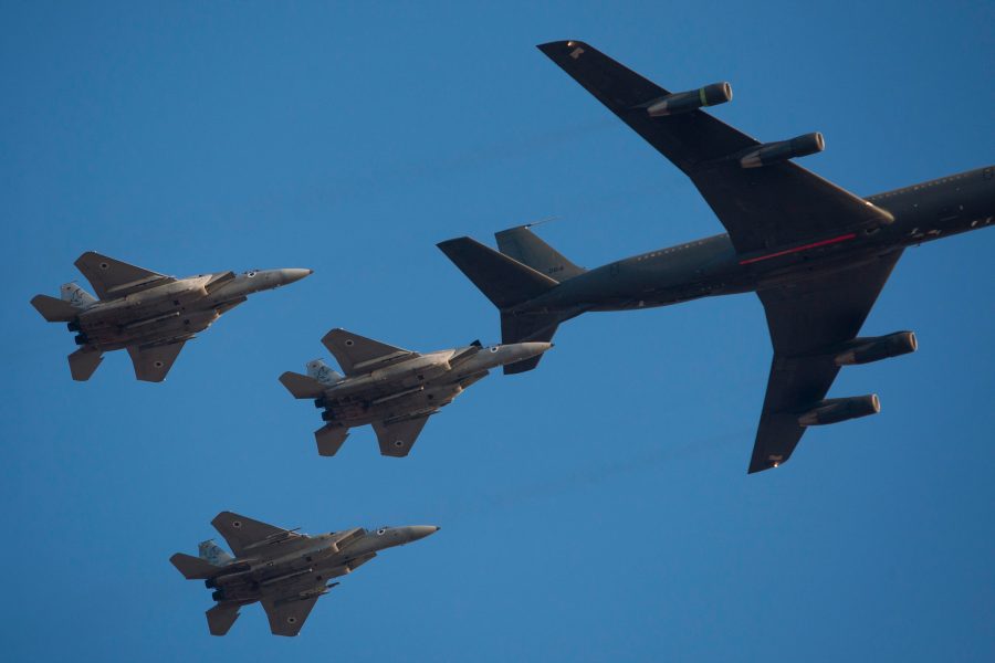 Ariel Schalit/ AP/ TT | Israeliska stridsflygplan attackerade mål i norra Gaza under måndagsmorgonen.