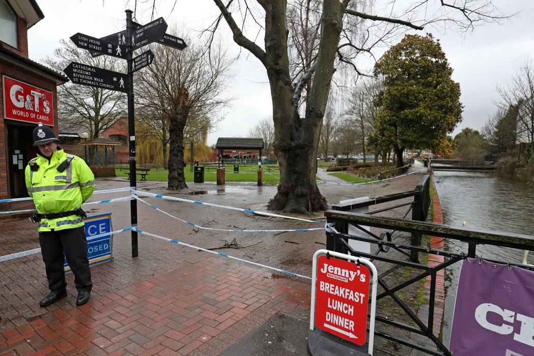 Jonathan Brady/APA/TT | Avspärrning vid Salisbury, England, där den förra ryska dubbelagenten Sergei Skripal och hans dotter Yulia hittades på en bänk förgiftade med nervgiftet Novitjok.