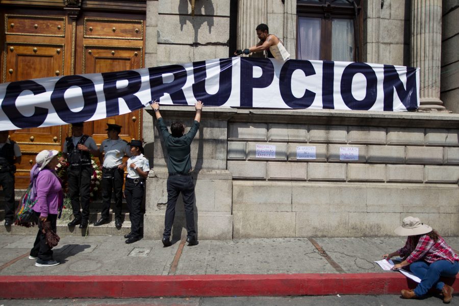 Moises Castillo/AP/TT | Protester mot korruption i Guatemala i september 2017.