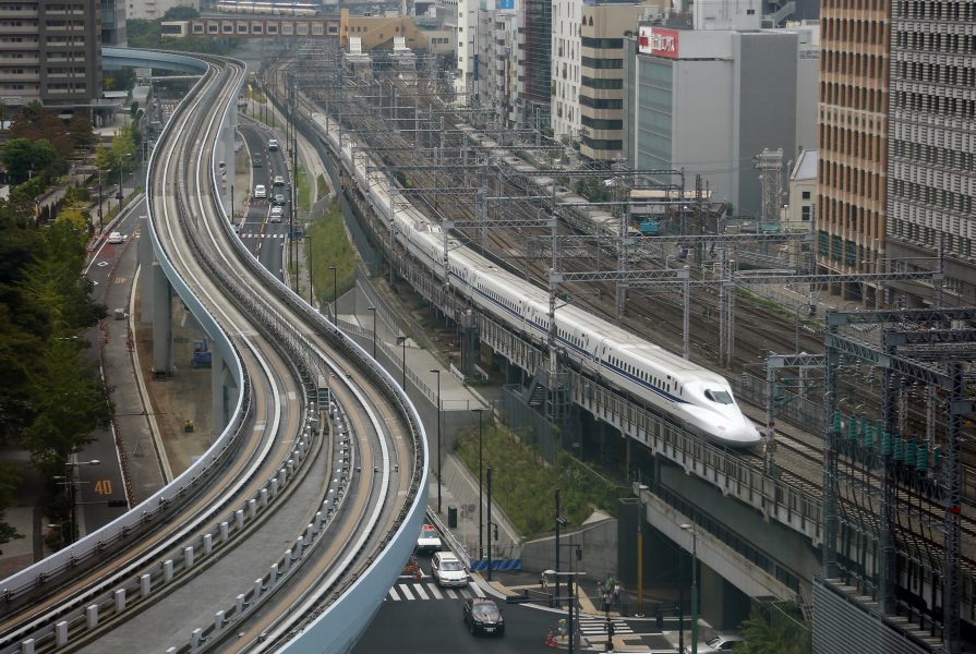 Shizuo Kambayashi/AP/TT | S och MP är överens om att de vill börja bygga höghastighetsjärnväg, om de får en bred enighet över blockgränsen för förslaget.