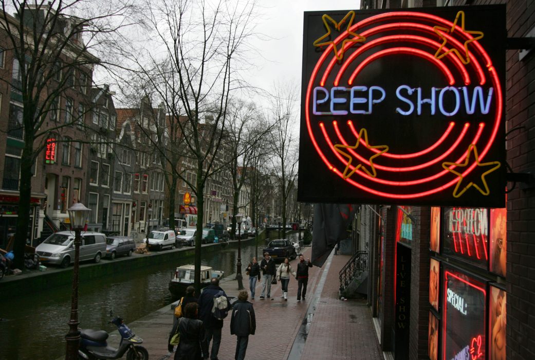 Peter De Jong/AP/TT | Amsterdams så kallade "red light district" där flera lagliga bordeller finns.
