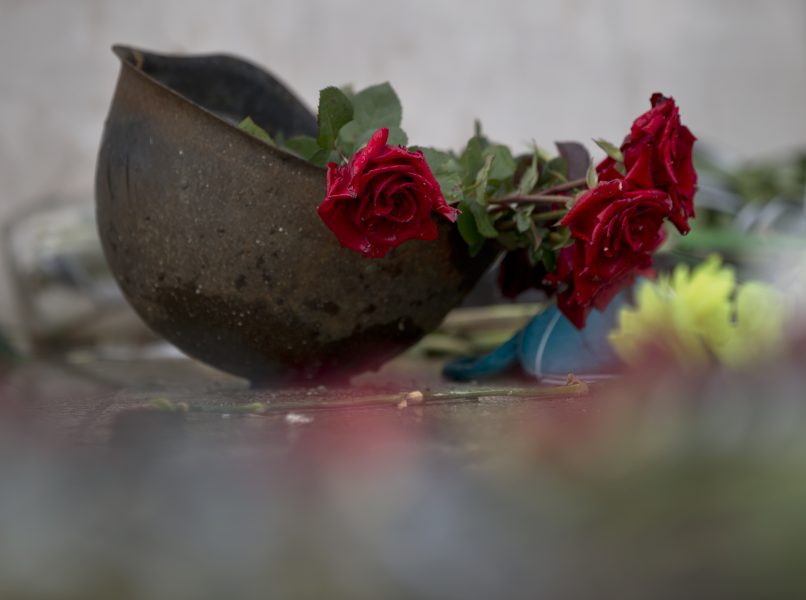 Vadim Ghirda/AP | Rosor i en hjälm ska påminna om offren som dog i Odessa den 2 maj 2014.