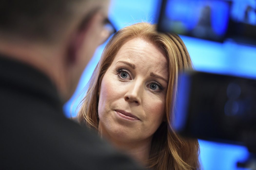 Janerik Henriksson/TT | Regeringen behöver stöd från Centern för att kunna få igenom lagförslaget om de ensamkommande.