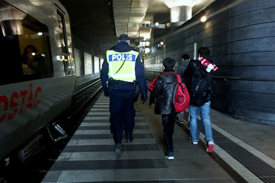 John Alexander Sahlin/TT | Ensamkommande flyktingbarn anländer till Hyllie station i Malmö.