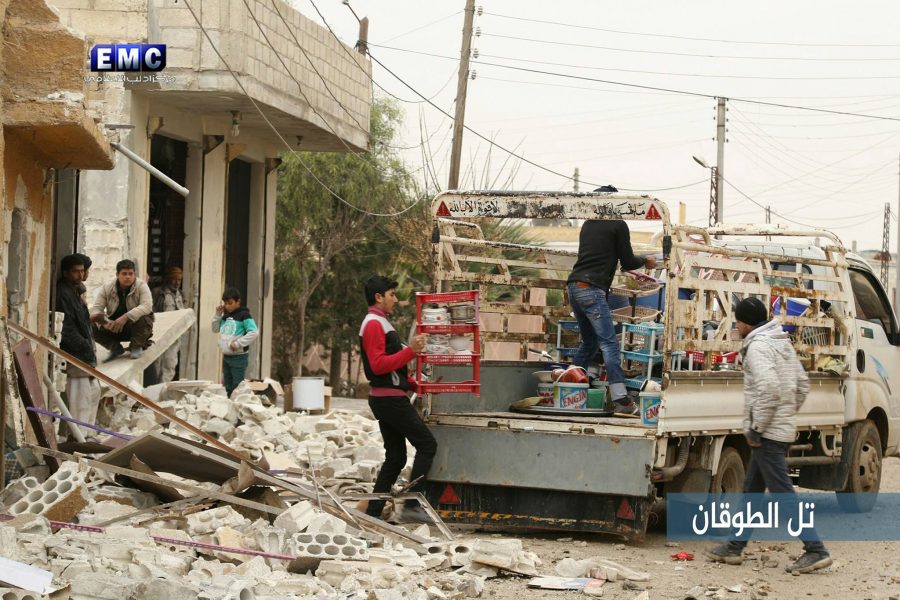 Edlib Media Center via AP/TT | Boende i Idlib flyr staden efter ryska bombningar i januari.