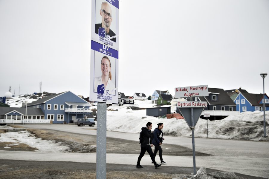 Christian Klindt Soelbeck/Scanpix/TT | I Grönlands huvudstad Nuuk syns valaffischerna inför valet på tisdag.