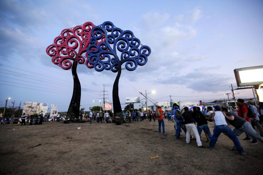 Alfredo Zuniga /AP Photo/TT| Demonstranter river en en staty som symboliserar Daniel Ortegas presidentskap, Managua, Nicaragua.