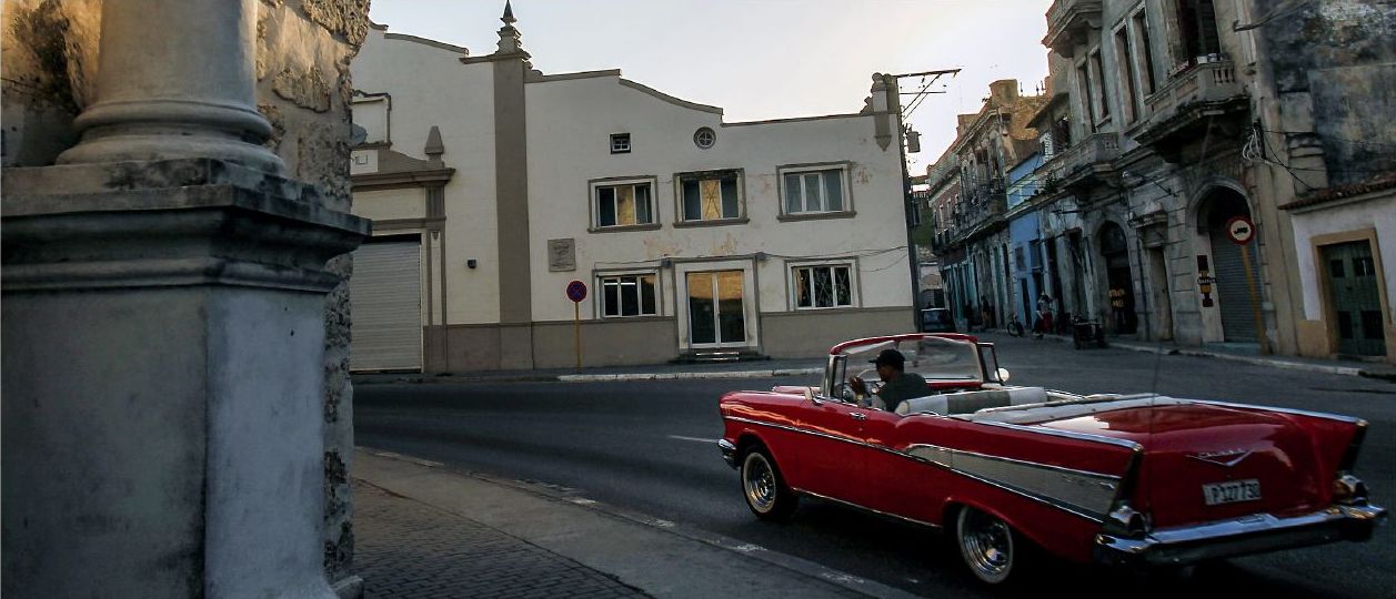 Jorge Luis Baños/IPS | En Chevrolet Bel-Air från 1957, körd av en privatbilist, letar efter kunder för en sightseeing-tur genom Havannas historiska centrum.