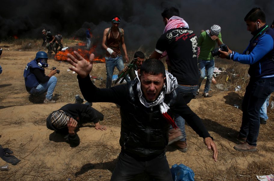 Adel Hana/AP Photo | Palestinier flyr undan israelisk tårgas vid protesterna i Gaza.