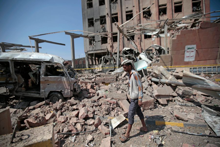 Hani Mohammed/AP/TT | En man inspekterar skadorna efter ett luftangrepp i Sanaa i Jemen från den saudiskledda koalitionen.