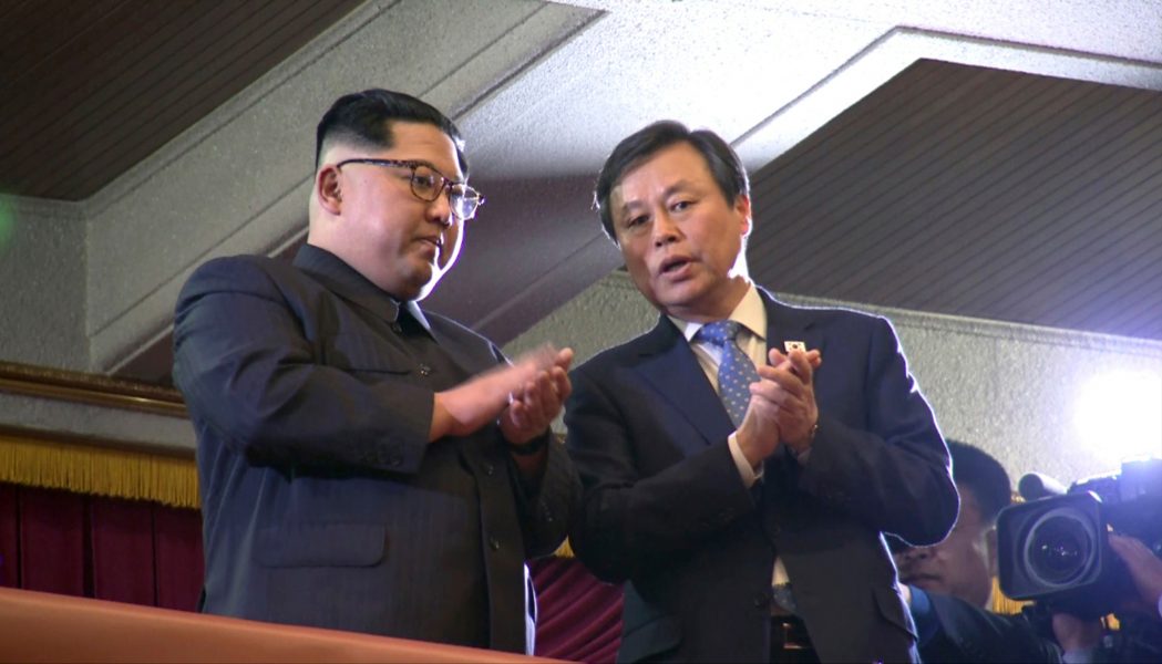 AP/TT | Kim Jong-Un (till vänster) och Sydkoreas kulturminister Do Jong-Whan vid ett evenemang i Pyongyang den 1 april.
