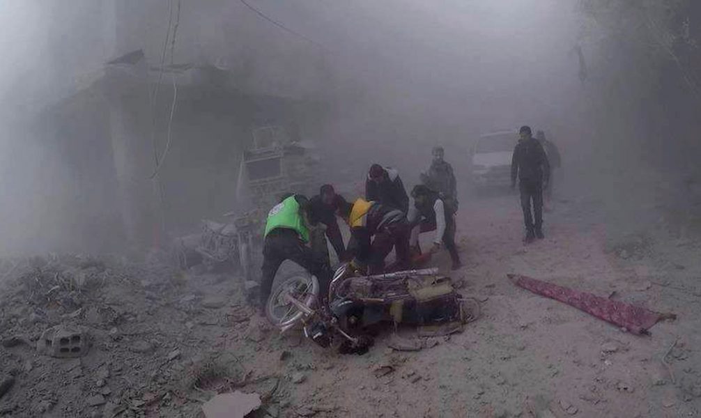 Syrian Civil Defense-White Helmets/AP/TT |  Volontärer från Syrian Civil Defense-White Helmets bär en skadad person efter luftangrapp från regeringsstyrkorna i Douma, nära  Damaskus, Syrien 2017.