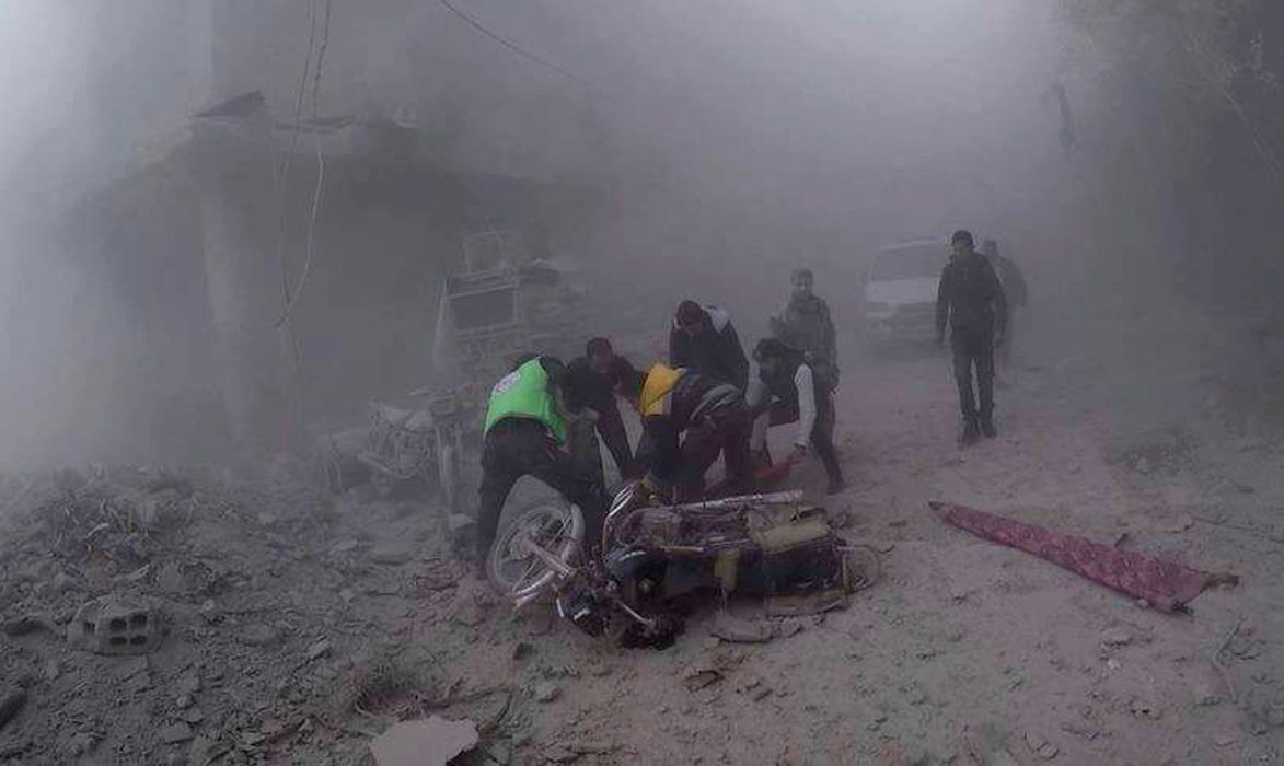 Syrian Civil Defense-White Helmets/AP/TT | Volontärer från Syrian Civil Defense-White Helmets bär en skadad person efter luftangrapp från regeringsstyrkorna i Douma, nära Damaskus, Syrien 2017.