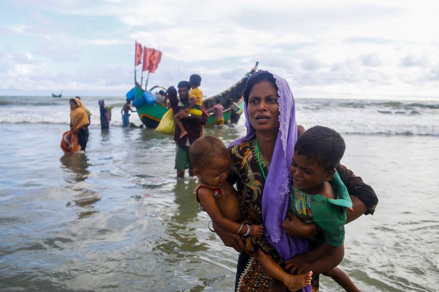 IPS | Rohingyaflyktingar anländer med båt efter att ha tagit sig över flodenNaf, som skiljer Bangladesh och Burma åt.