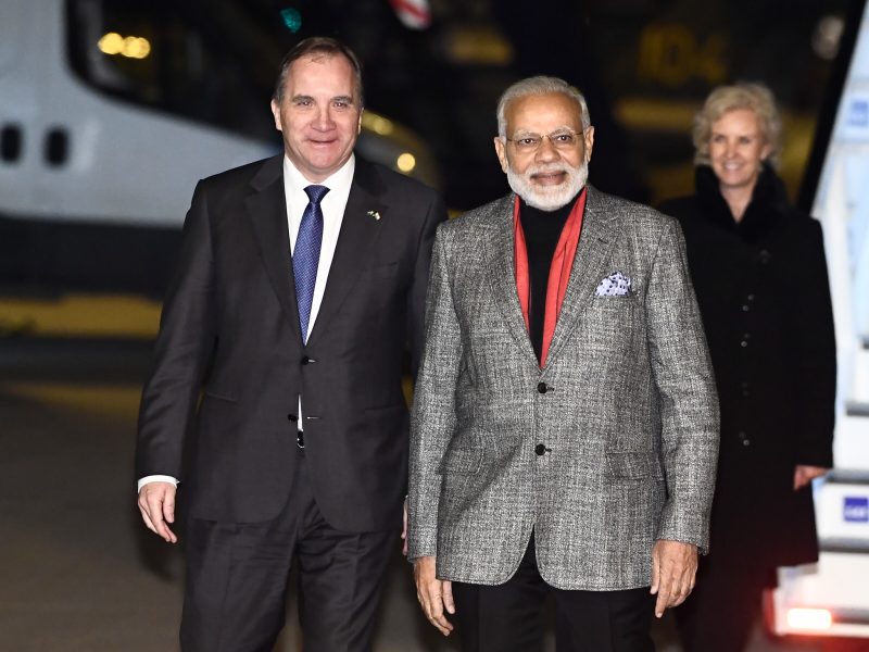 Claudio Bresciani/TT |Statminister Stefan Löfven (S) tar emot Indiens premiärminister Narendra Modi när han anländer på Arlanda.