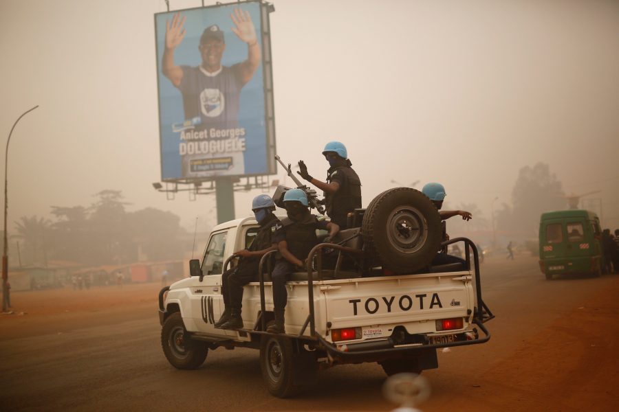 Jerome Delay/AP/TT | Rwandiska FN-soldater som patrullerar gatorna i Centralafrikanska republikens huvudstad Bangui.