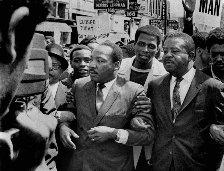 Medborgarrättskämpen och pastorn Martin Luther King tillsammans med medhjälparen och prästen Ralph Abernathy fotograferade i Memphis i Tennessee kort innan King sköts ihjäl i staden 1968.