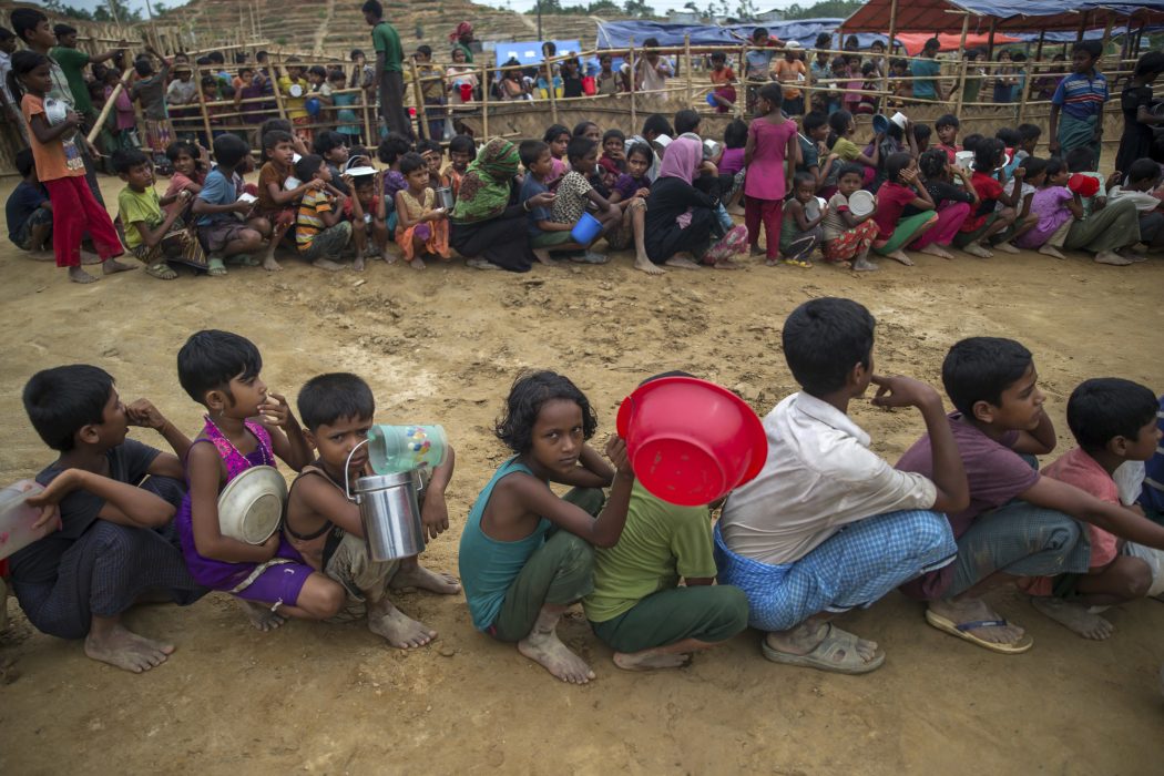 Dar Yasin/AP/TT | Rohingya-barn väntar på utdelning av mat från en turkisk hjälporganisation i flyktinglägret Thaingkhali, Bangladesh.