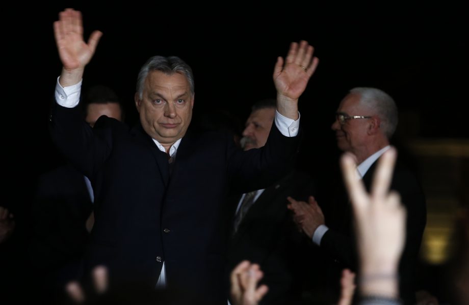 Darko Vojinovic | Ungerns premiärminister Viktor Orbán möter sina anhängare efter valsegern.
