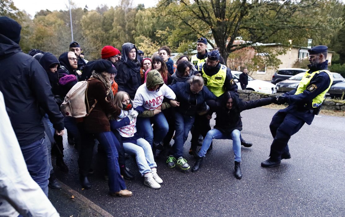Thomas Johansson / TT | Demonstration i oktober vid Migrationsverkets förvar på Sagåsen i Kållered, Göteborg, mot utvisning av ensamkommande till Afghanistan.