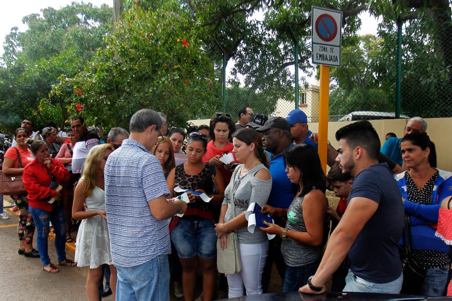 Jorge Luis Baños/IPS | Kubaner väntar utanför Colombias ambassad i Havanna, där de först måste ansöka om ett visum till Colombia, för att i ett senare skede kunna ansöka om ett visum till USA från Bogotá.