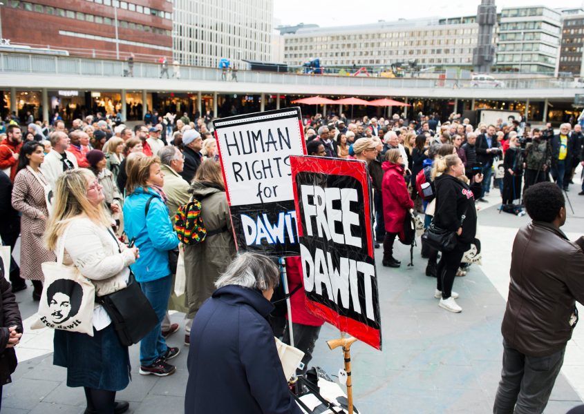 Fredrik Sandberg/TT | 2 juni 2015 samlades människor på Sergels torg i Stockholm för att hedra svensk-eritreanske journalisten Dawit Isaak som då suttit fängslad i Eritrea i 5 000 dagar.